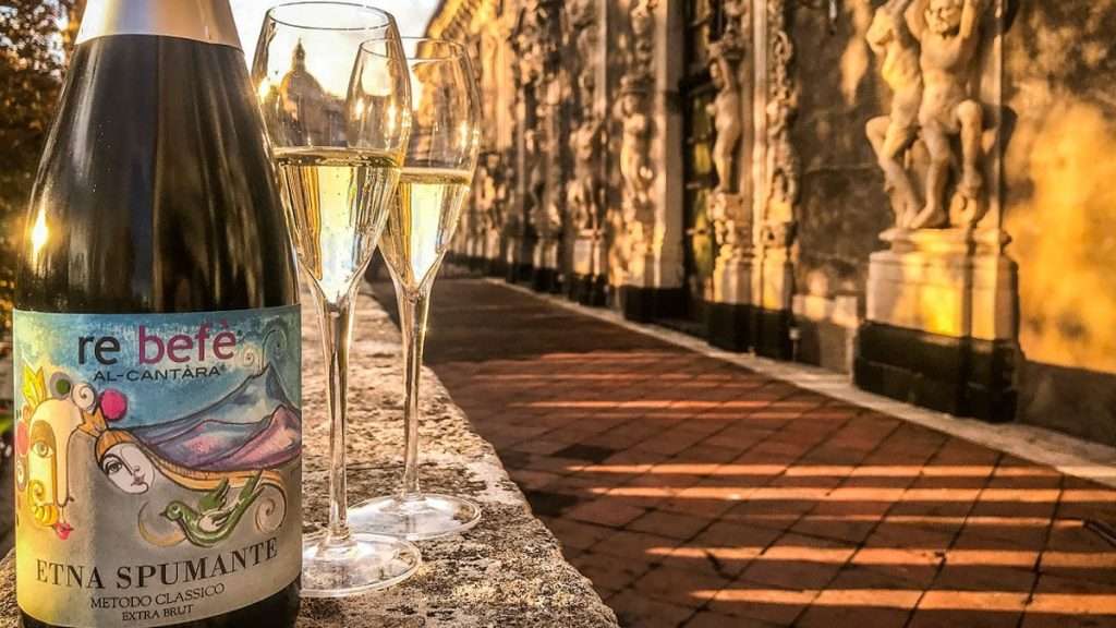 Con lo spumante “Re Befè” la cantina Al-Cantàra debutta nel mondo del metodo classico Al Cantara Re Befe spumante Extra Brut Etna Bianco DOC melamedia