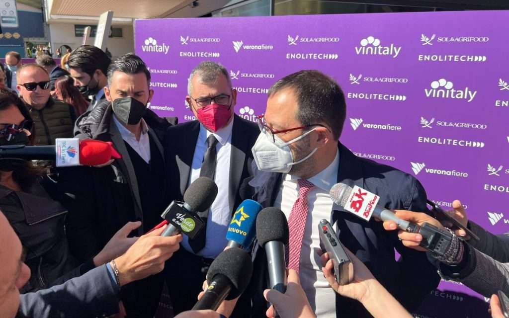 Al via il Vinitaly: il ministro Patuanelli inaugura la 54° edizione patuanelli
