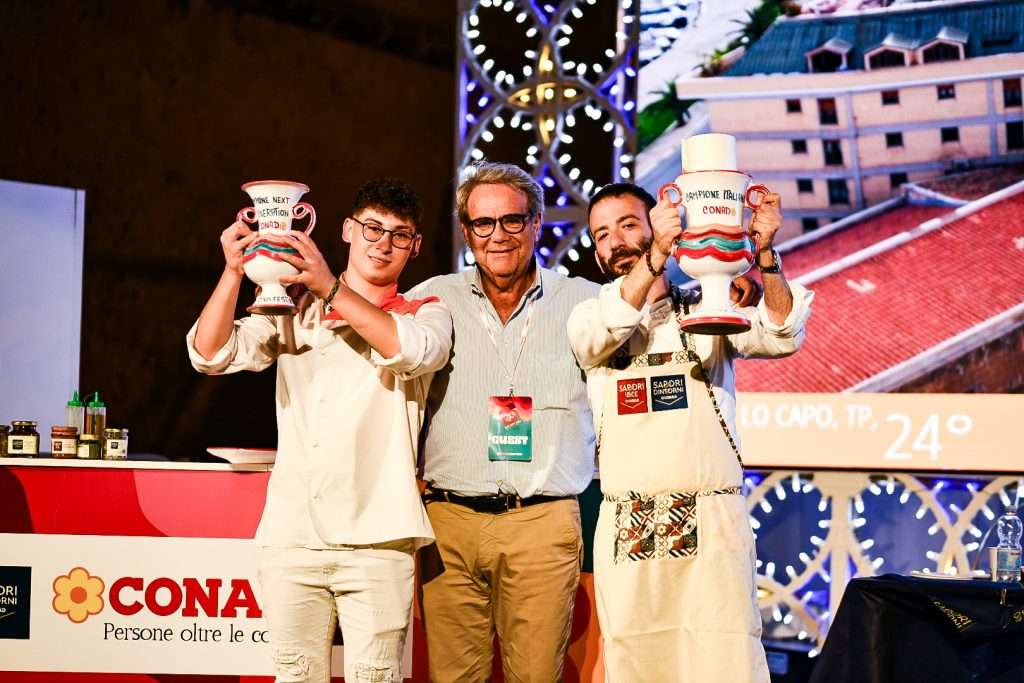 Cous Cous Fest: vince il marchigiano Ferracuti. È siciliano il vincitore del campionato studentesco Da sinistra Erik Cinquerughe Giovanni Anania di Conad e Pierpaolo Ferracuti