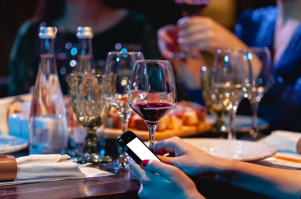 Sommelier virtuale, l’intelligenza artificiale a portata di tutti vino cell