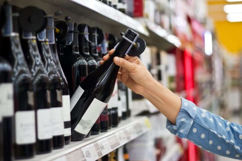I 10 vini più venduti in Italia a marzo 2023 vino supermercato scaled e1679570023347