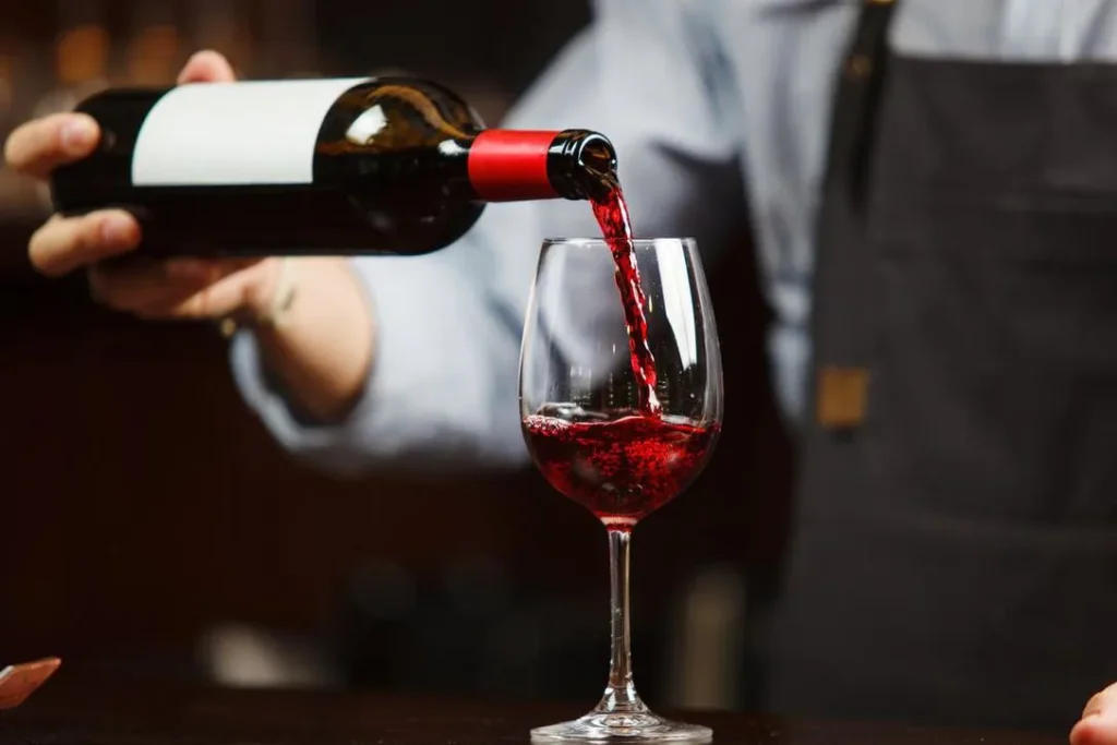 versare vino rosso