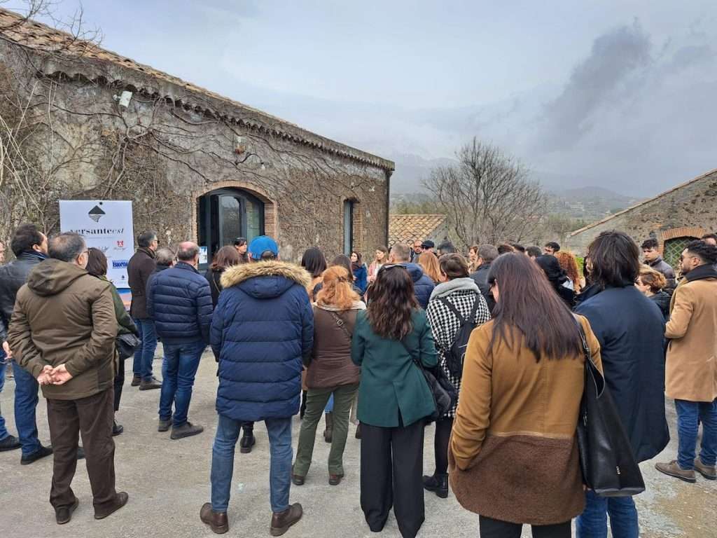 Le declinazioni del Nerello Mascalese tra arte e letteratura: Tenute Mannino di Plachi a Versante Est versante est