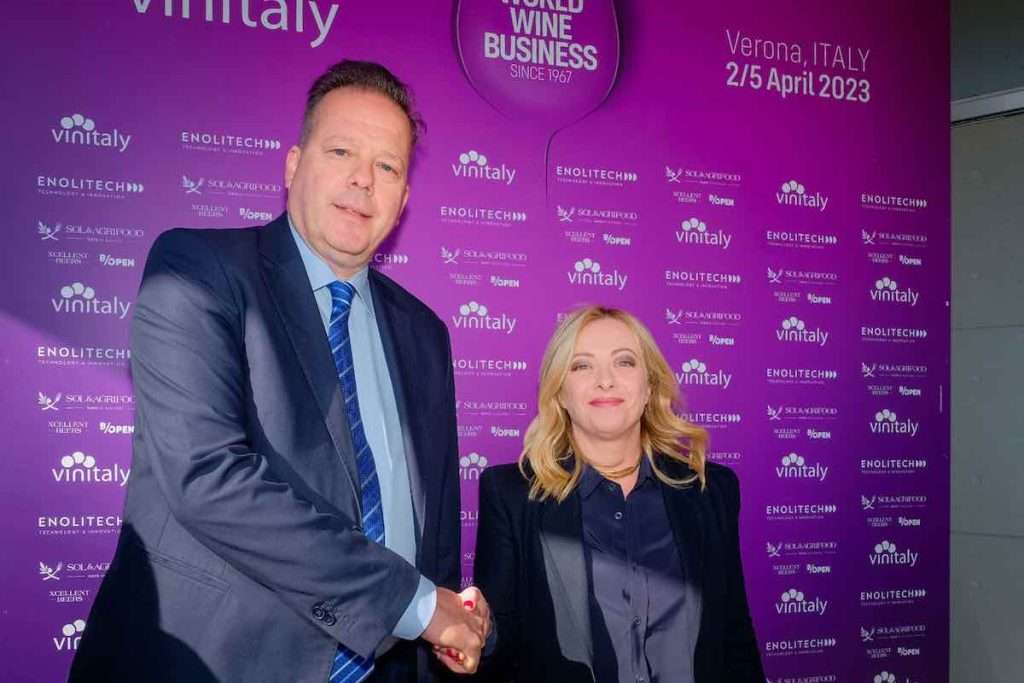 Vinitaly 2023, Giorgia Meloni: “Siamo impegnati a sostenere il vino italiano per le future generazioni” Vinitaly2023 Veronafiere2023Bricolo Meloni