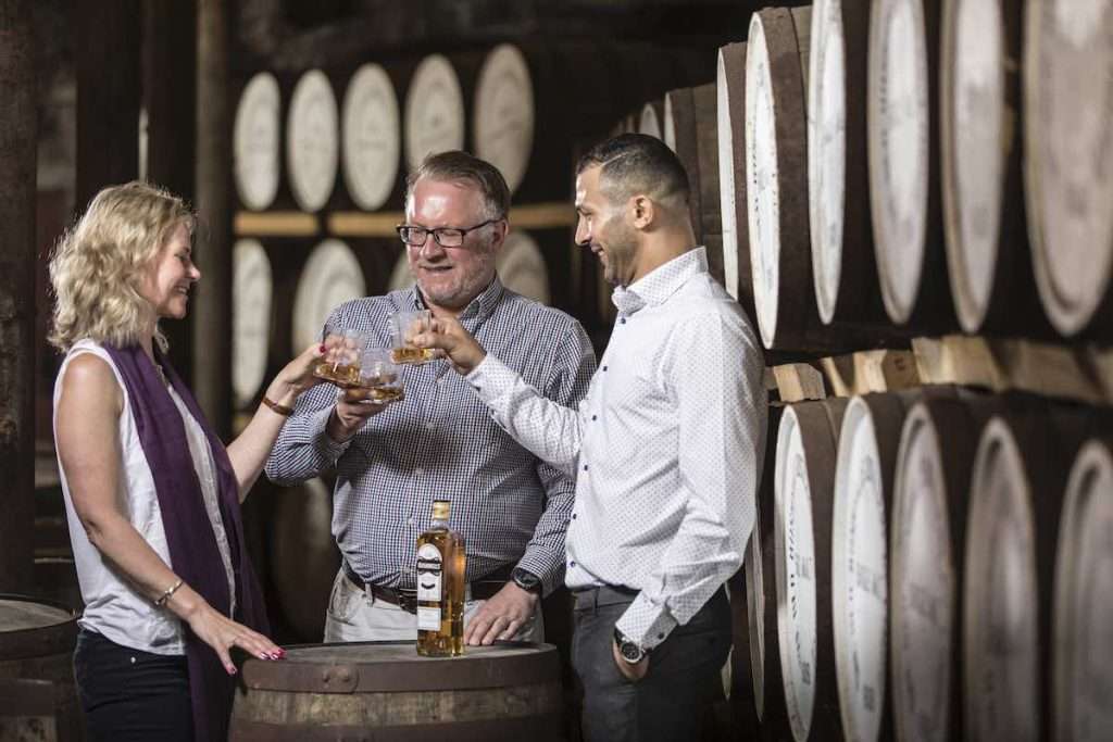Giornata mondiale del whisky, una piccola guida alla scoperta delle migliori distillerie irlandesi Bushmills Distillery lead