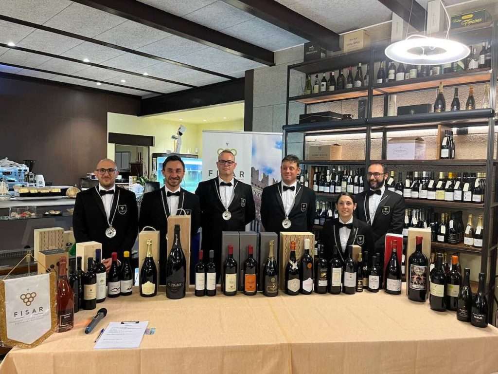 1Sommelier in servizio e bottiglie per lasta