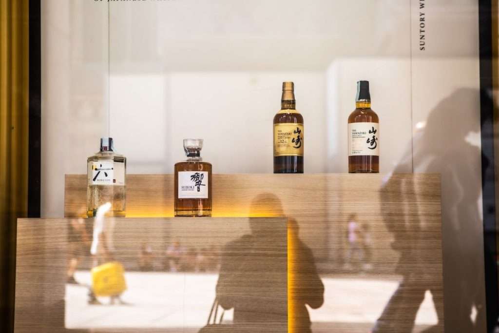 Stock Spirits celebra i 100 anni di House of Suntory in una location italiana STOCK House of Suntory vetrine La Rinascente