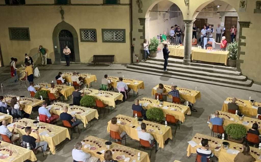 A Radda in Chianti l’evento “Sorsi di solidarietà” degustazione in piazza