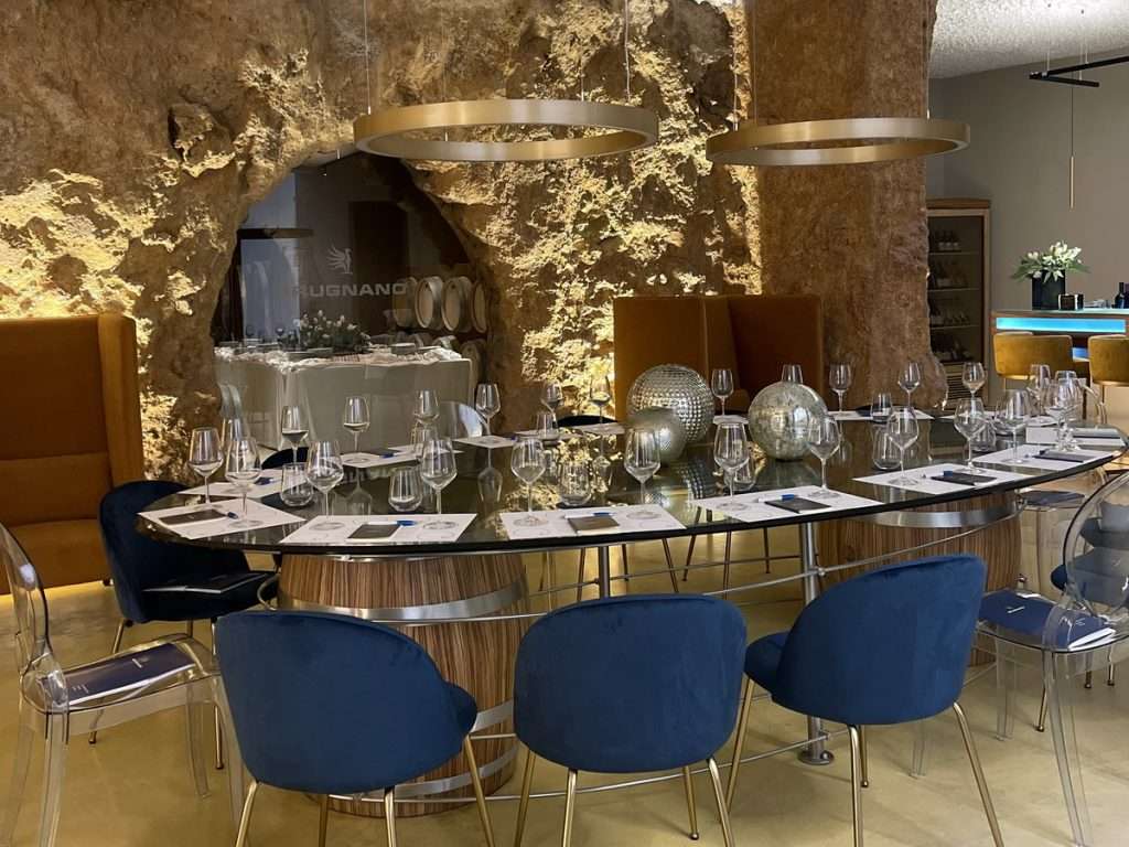 Lunario e Coraline di Brugnano, un bianco e un rosato ricchi di piacevolezza 1 Sala degustazione e bottaia