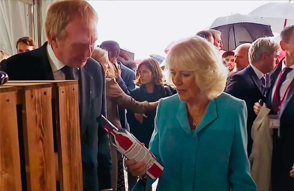 La misteriosa bottiglia offerta alla regina durante la visita a Bordeaux Camilla