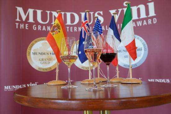 Villa Matilde Avallone vince 5 premi al Mundus Vini MUNDUS VINI 2024 bicchieri e bandiere