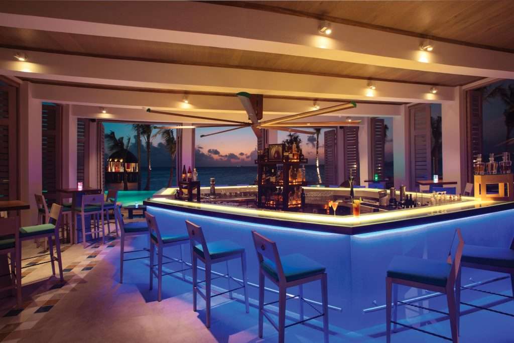 Maldive, l'Ozen Reserve Bolifushi vince il "Best All-Inclusive Wine List" 1 OZEN LIFE MAADHOO Joie De Vivre Interior