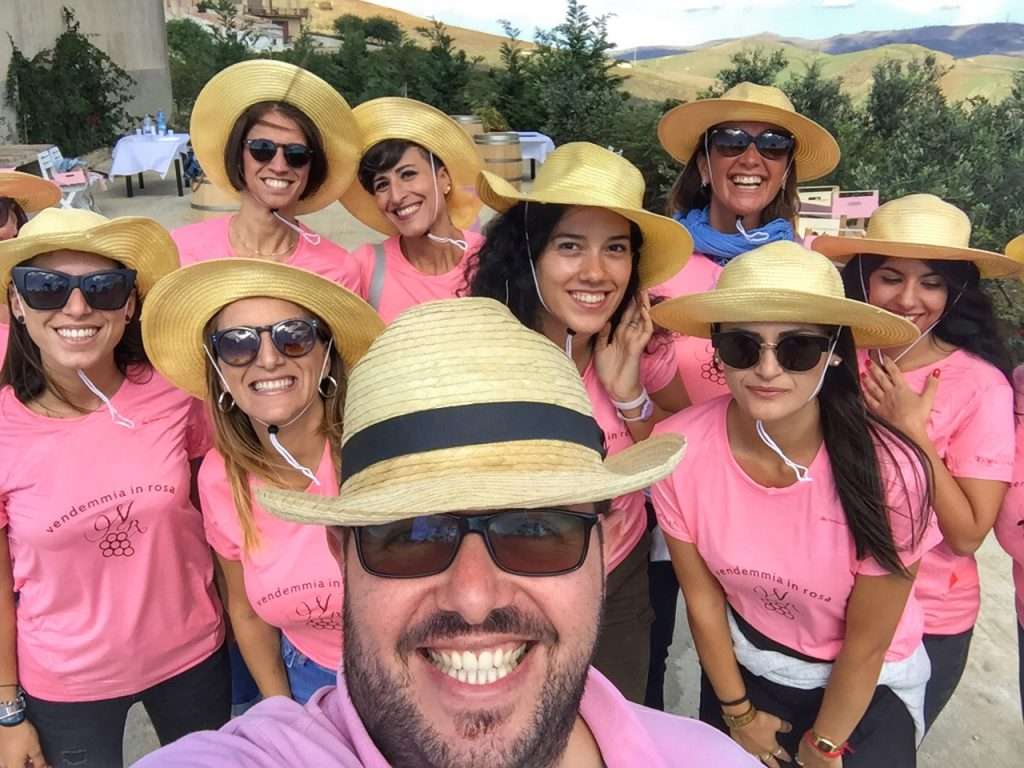 A Camporeale c’è “Vendemmia in Rosa”, l’evento di solidarietà per le donne vittime di violenza ok Gaspare Triolo e donne vendemmia