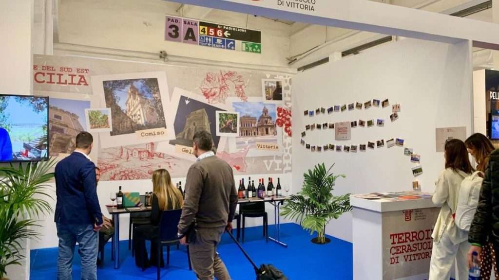 Il Cerasuolo di Vittoria porta in scena cultura e innovazione alla BMT di Napoli ats strade del vino cerasuolo di vittoria bmt napoli 12